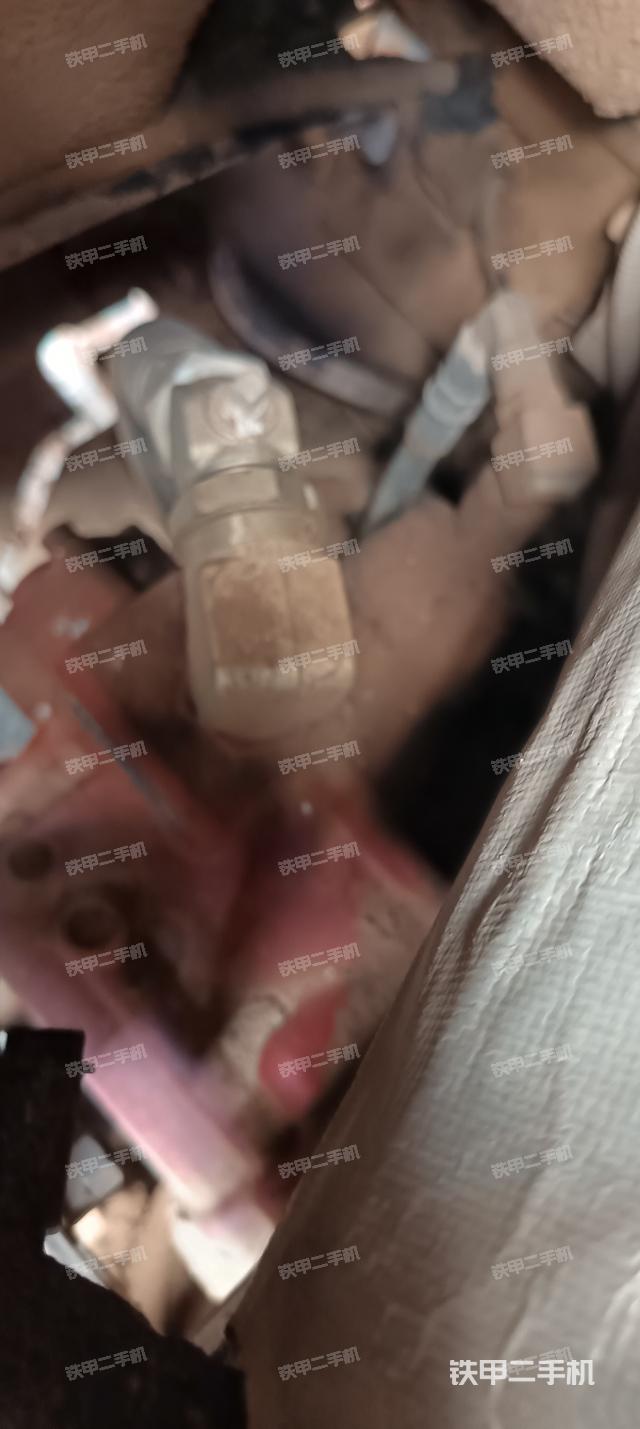 液压泵舱室正面整体（整机外观）