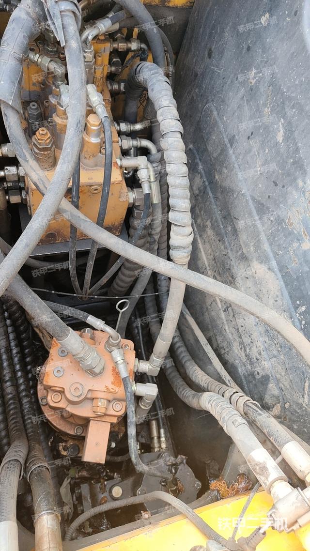 回转马达和主控阀（整机外观）