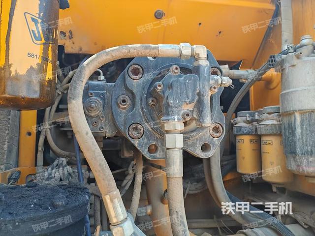 液压泵舱室正面整体（整机外观）