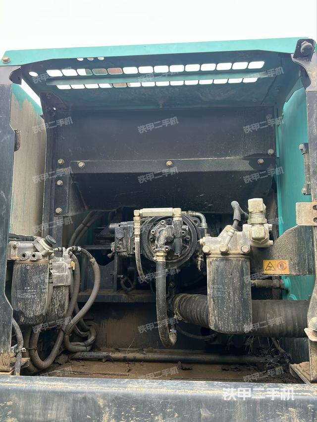 液压泵舱室正面整体（整机外观）