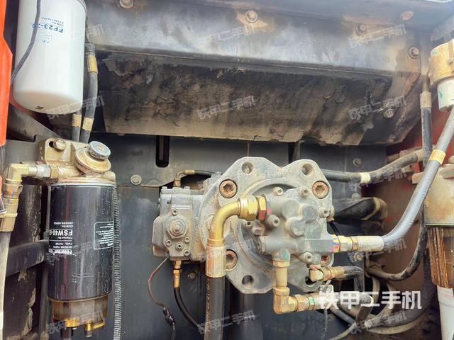 液压泵舱室正面整体（整机外观）