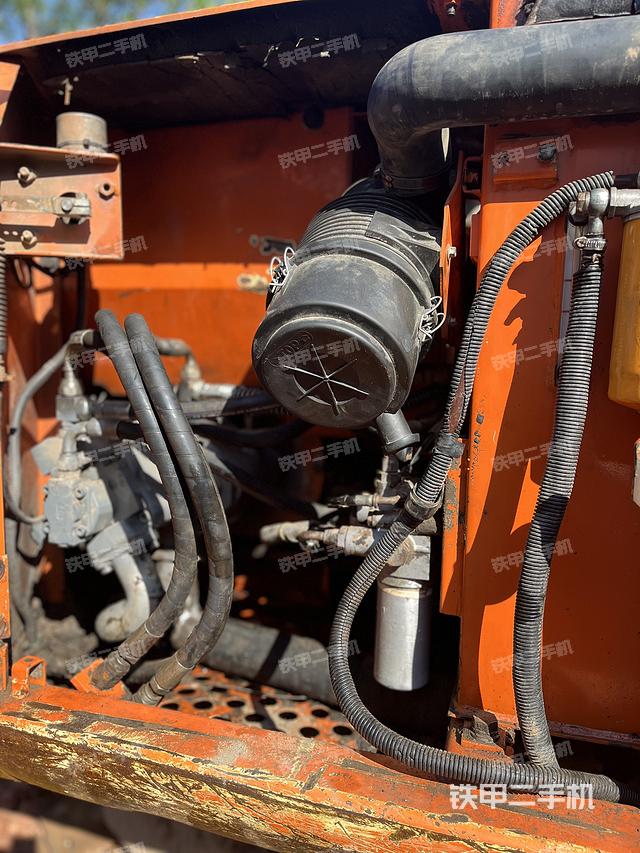 液压泵舱室正面整体（整机外观）