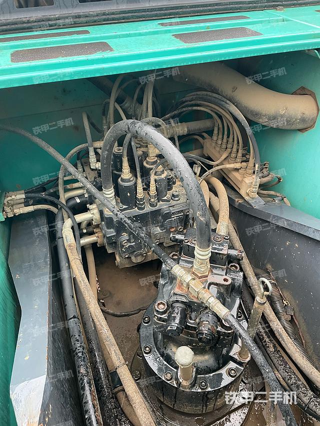 回转马达和主控阀（整机外观）