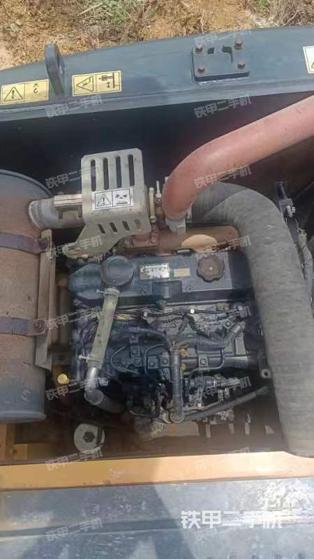 液压泵舱室正面整体（整机外观）