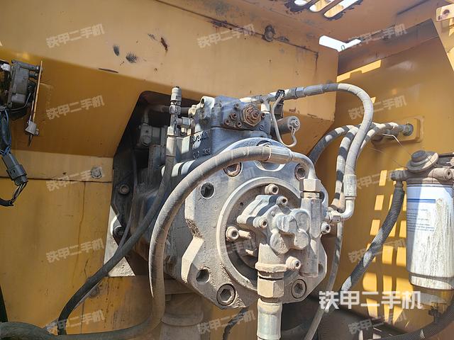 液压泵舱室正面整体（整机外观）