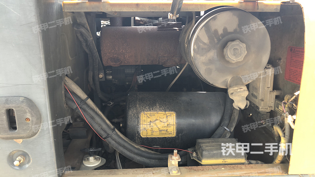 液压泵舱室正面整体（整机外观）