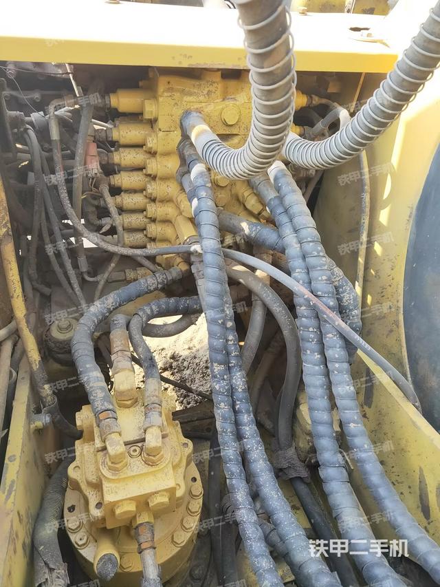 回转马达和主控阀（整机外观）