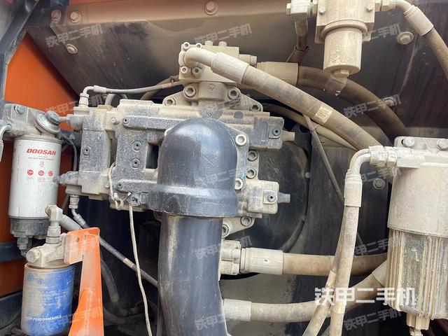 液压泵舱室正面整体（整机外观）