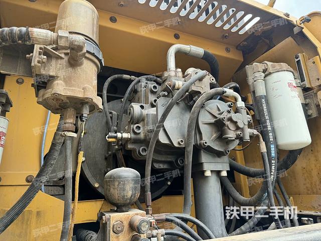 液压泵舱室正面整体（整机外观）