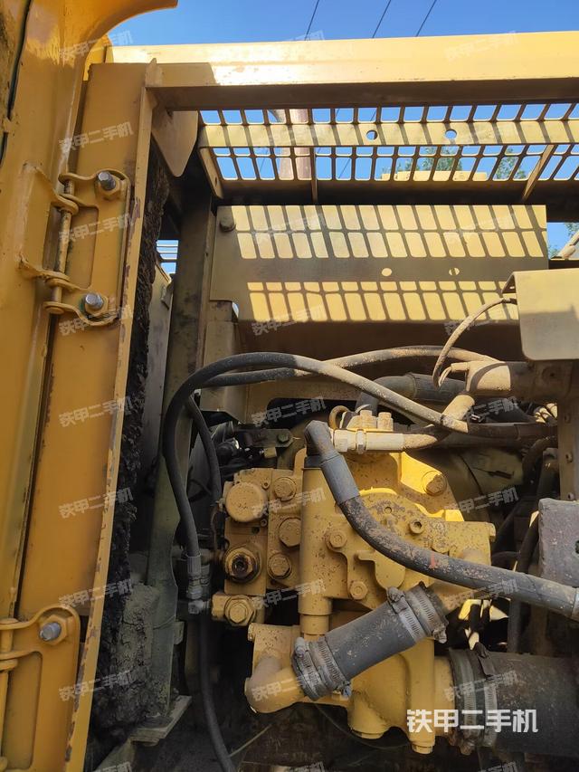 液压泵舱室正面整体（整机外观）