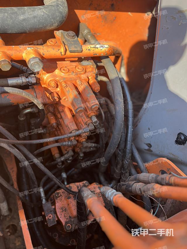 回转马达和主控阀（整机外观）