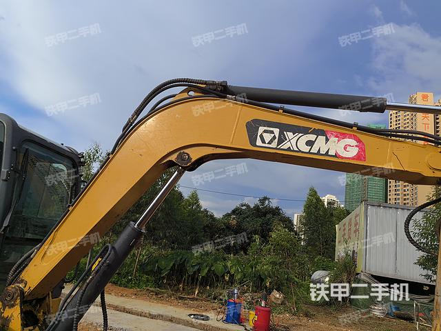 驾驶室顶部（整机外观）