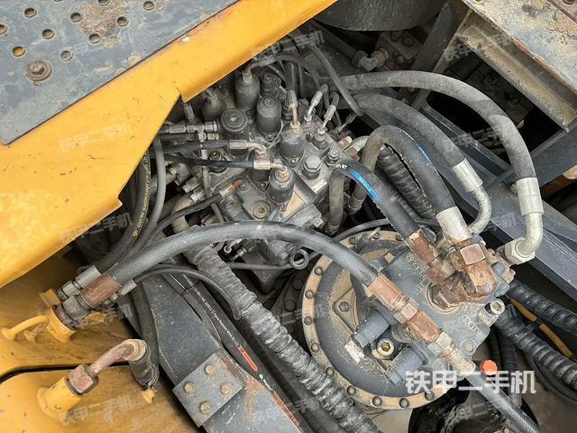 回转马达和主控阀（整机外观）