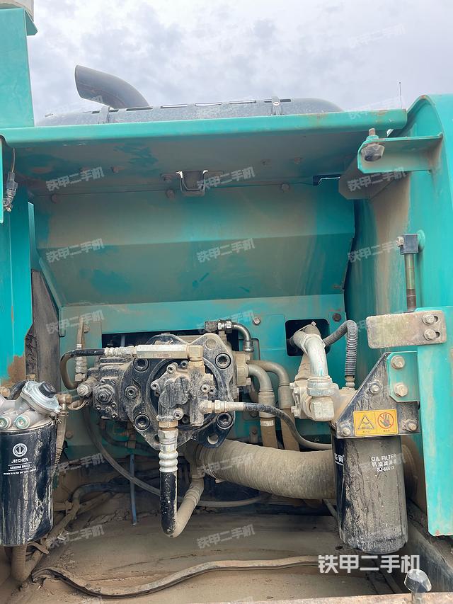 液压泵舱室正面整体（整机外观）