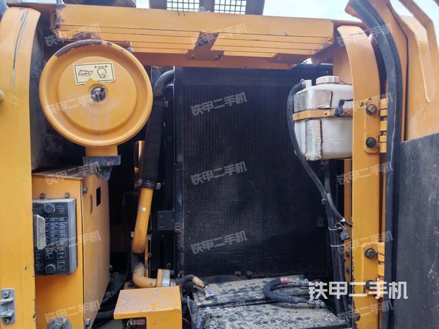 散熱器正面(大件艙室) 散熱器正面(大件艙室)