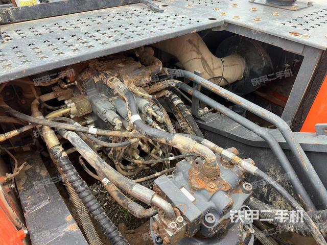 回转马达和主控阀（整机外观）