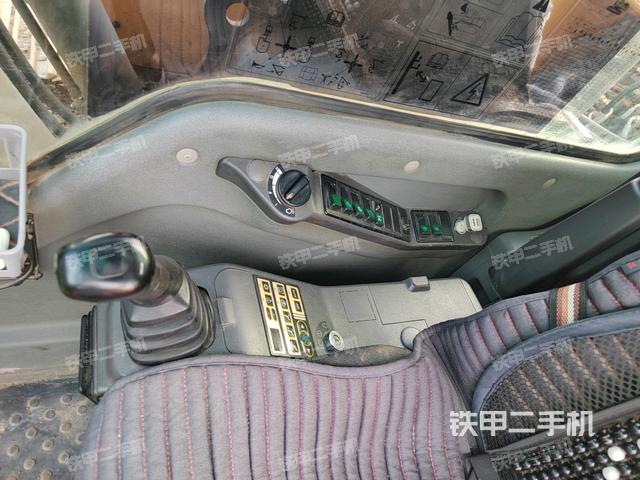 座椅右側(cè)控制臺(tái)/鑰匙門(mén)/油門(mén)/含右手柄（駕駛室部分）