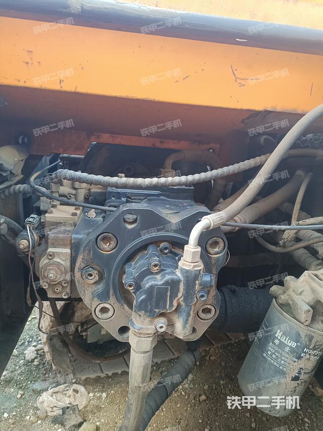 液压泵舱室正面整体（整机外观）