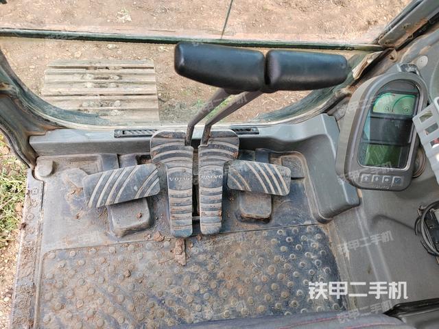 行走控制手柄和踏板?俯拍（駕駛室部分）