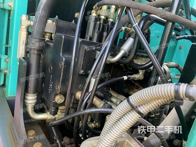 回转马达和主控阀（整机外观）