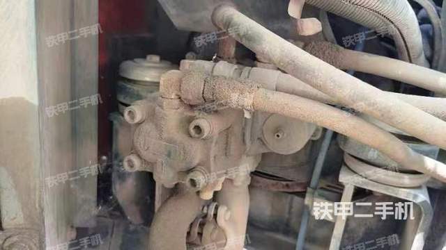 液压泵舱室正面整体（整机外观）