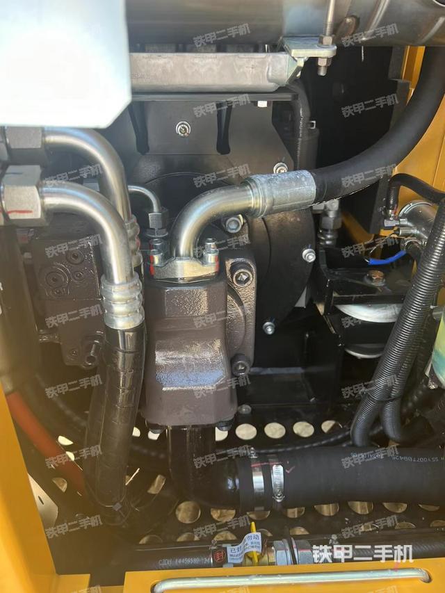 液压泵舱室正面整体（整机外观）