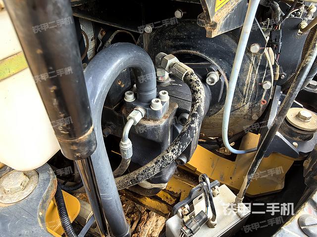 液压泵舱室正面整体（整机外观）