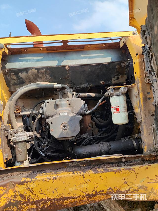 液压泵舱室正面整体（整机外观）