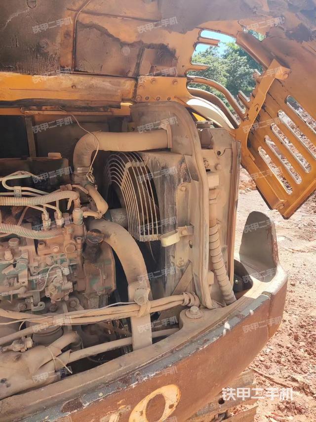 液压泵舱室正面整体（整机外观）