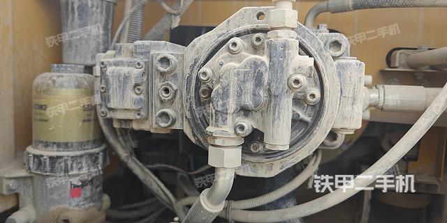 液压泵舱室正面整体（整机外观）