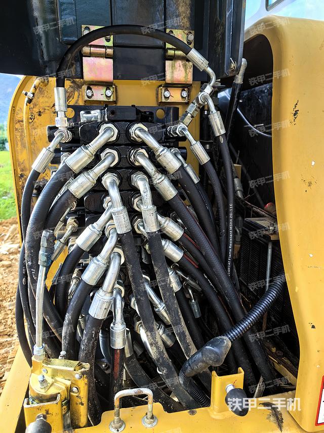 回转马达和主控阀（整机外观）