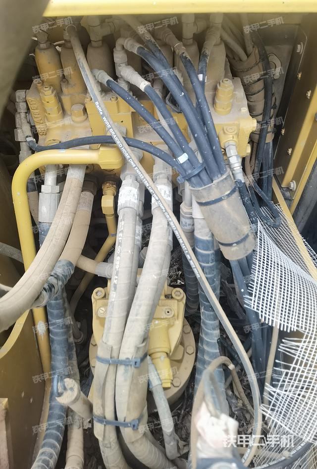 回转马达和主控阀（整机外观）