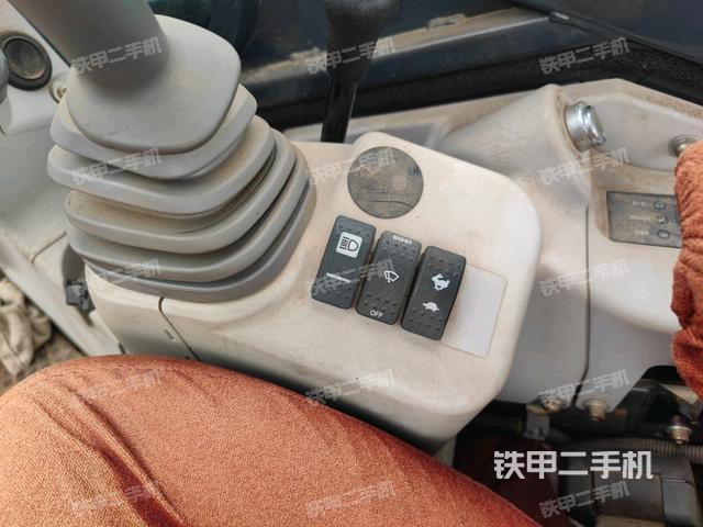 座椅左側(cè)控制臺/音響/含左手柄(駕駛室部分) 座椅左側(cè)控制臺/音響/含左手柄(駕駛室部分)