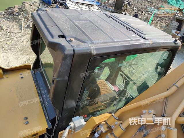 驾驶室顶部（整机外观）