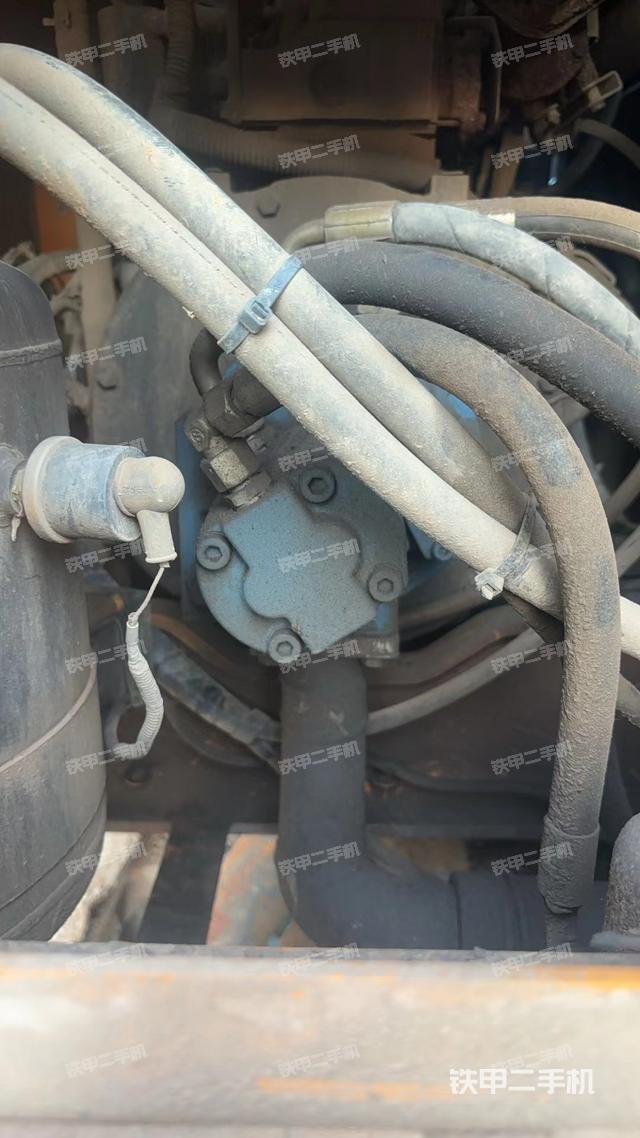 液压泵舱室正面整体（整机外观）