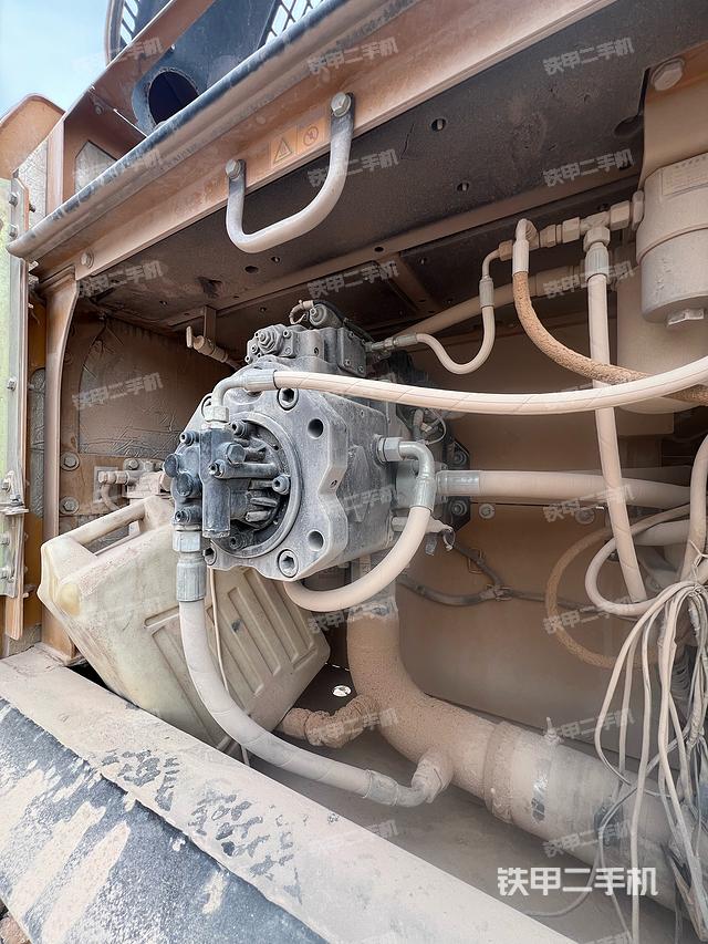 液压泵舱室正面整体（整机外观）