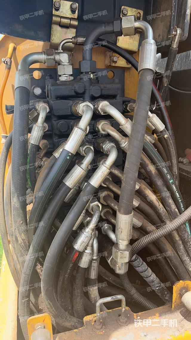 回转马达和主控阀（整机外观）