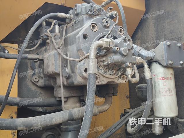 液压泵舱室正面整体（整机外观）