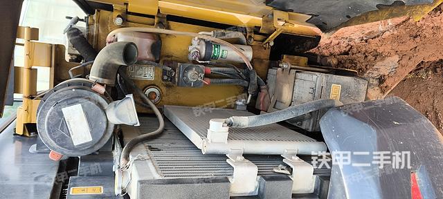 液压泵舱室正面整体（整机外观）