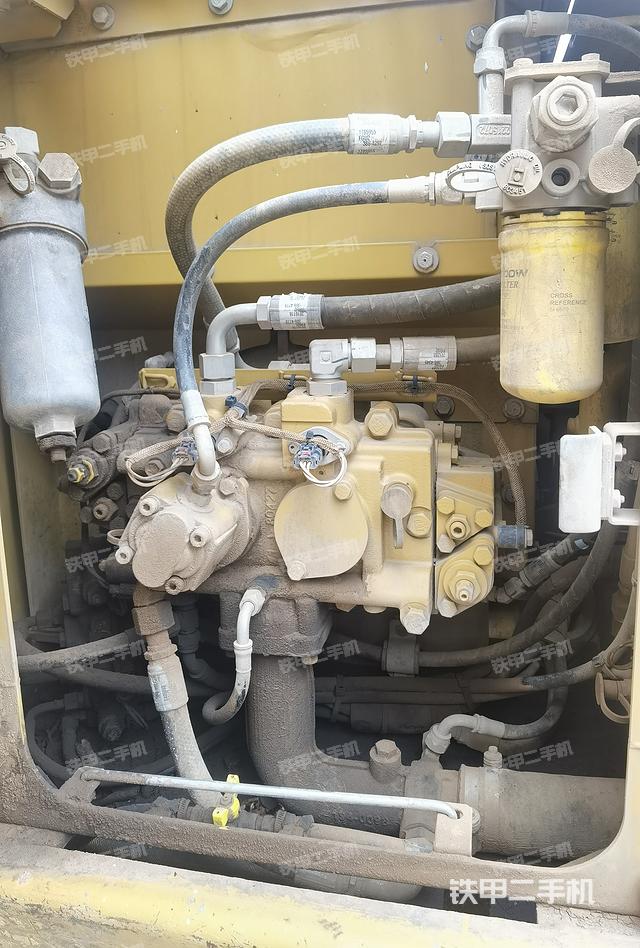 液压泵舱室正面整体（整机外观）