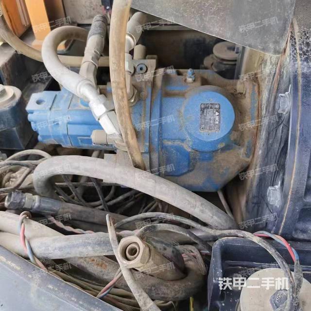 液压泵舱室正面整体（整机外观）