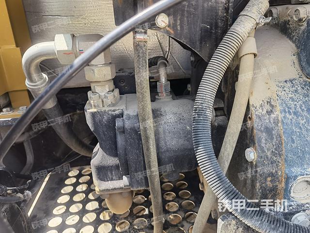 液压泵舱室正面整体（整机外观）