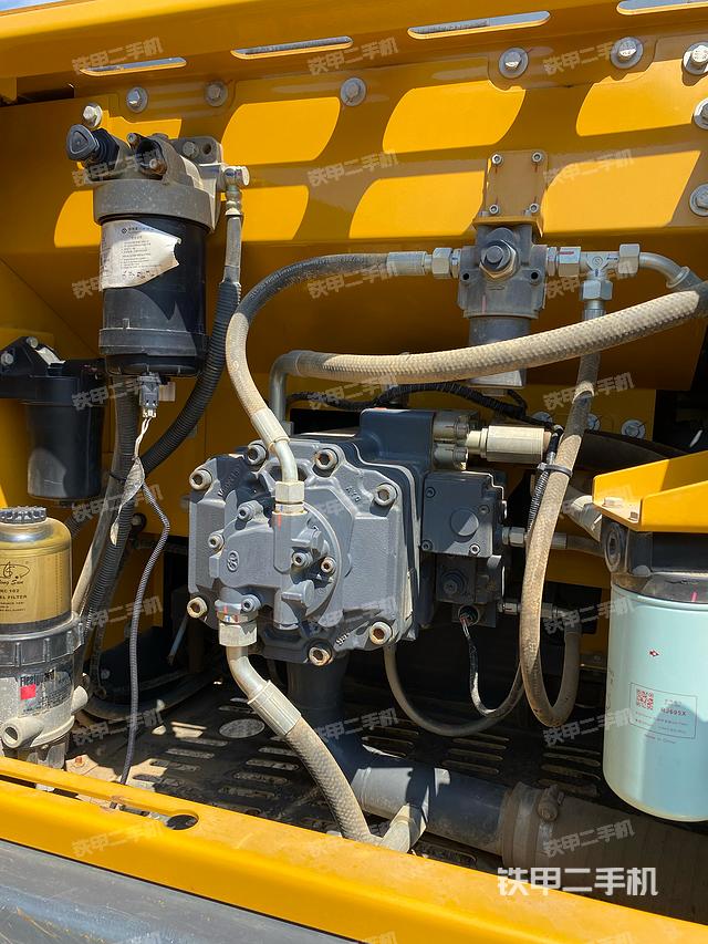 液压泵舱室正面整体（整机外观）