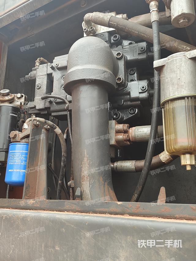 液压泵舱室正面整体（整机外观）