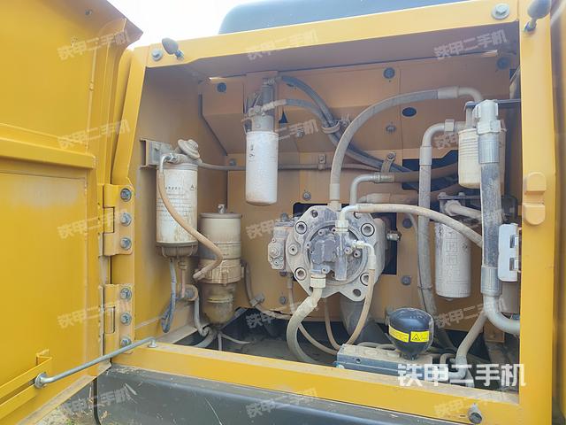 液压泵舱室正面整体（整机外观）