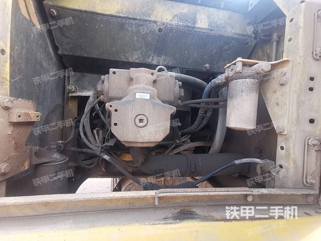 液压泵舱室正面整体（整机外观）