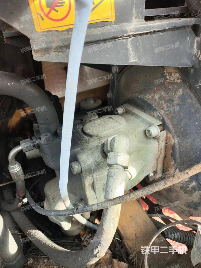 液压泵舱室正面整体（整机外观）