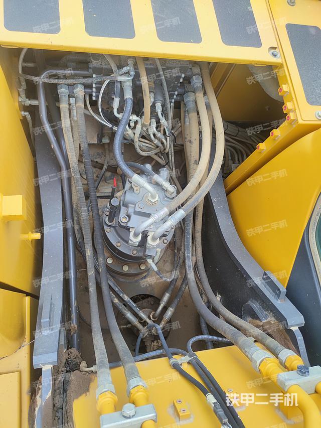 回转马达和主控阀（整机外观）