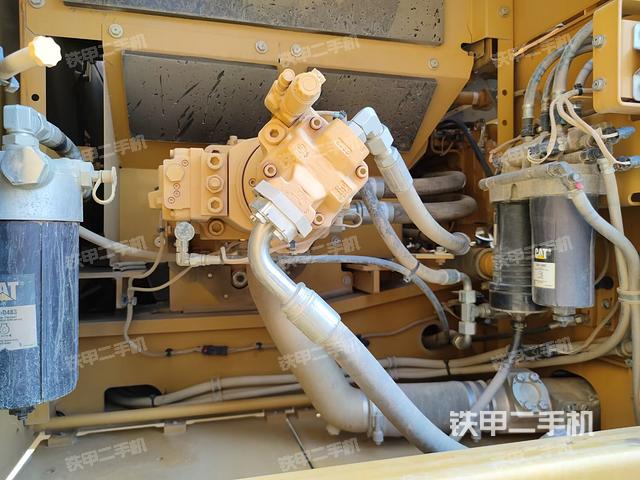 液压泵舱室正面整体（整机外观）