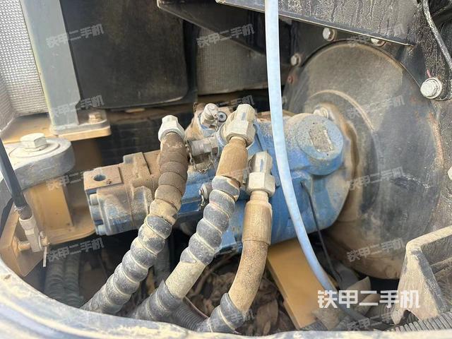 液压泵舱室正面整体（整机外观）